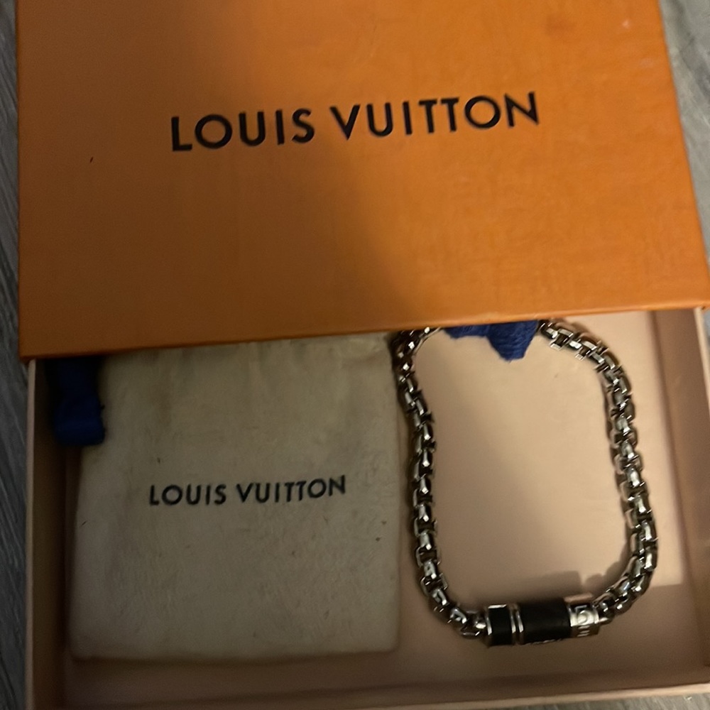 Genuine LV bracket 7.5 inches unisex never used. - Picture 4 of 11